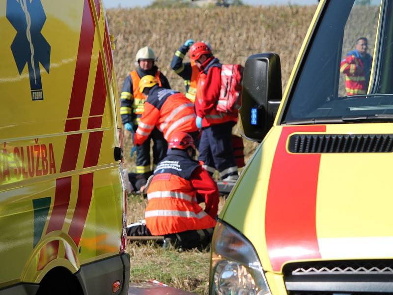 Velké cvičení jednotek IZS zažilo Znojemsko o prvním říjnovém dni. Na silnici číslo I/38 mezi Znojmem a Olbramkostelem byla simulovaná nehoda autobusu, dodávky a osobnmho auta s velkým počtem zraněných a také dvěma mrtvými.