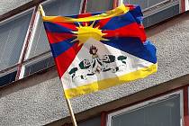 Znojemská střední škola v Přímětické ulici vyvěsila vlajku pro Tibet. Foto: archiv školy