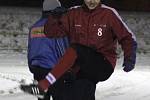 Tréninky fotbalisté absolvují na pískovém hřišti v Tasovicích, kde nabírají zejména kondici.