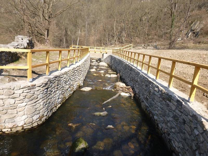 Po letech se dočkala oprav zchátralá papírna u Hnanic. Původní fotografie ukazují, jak ruiny i náhon dříve vypadaly.