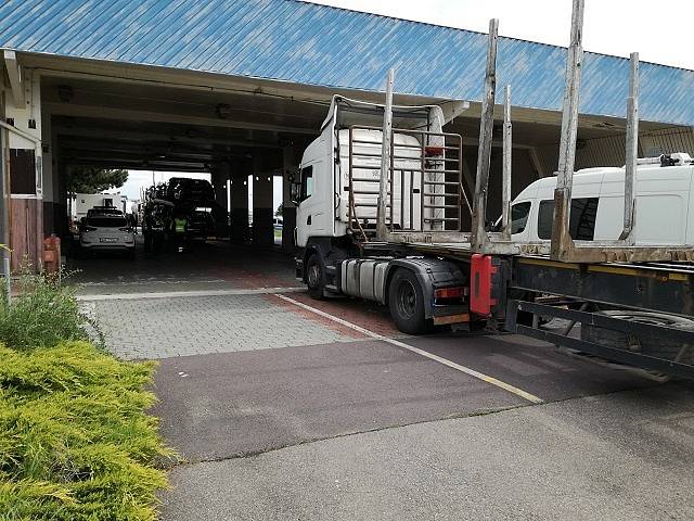 Kontrola technického stavu nákladních aut.