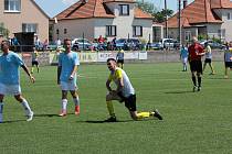 Fotbalisté Jevišovic/Mikulovic (v modrém) porazili ve třetím kole Region Cupu celek Hostimi 3:2.