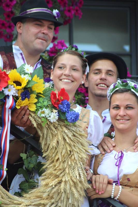 Krojovaná chasa, zpěvy, tance a spousta piva. Tak vypadaly v sobotním parném odpoledni letošní jevišovické dožínky.