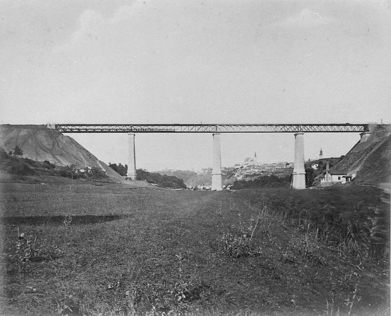 Znojemský viadukt těsně před dokončením na podzim 1871. Poskytl Jiří Kacetl