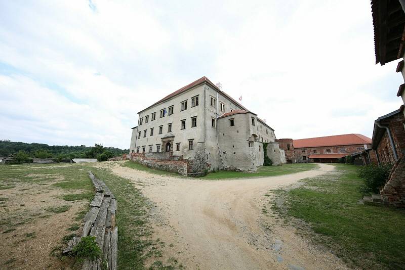 Dříve hrad, dnes zámek Dolní Kounice nabízí současný vlastník k bydlení, zvažuje i prodej.