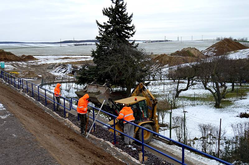 Pro budoucí obchvat Znojma budují dělníci mosty. Silnice u nové nemocnice se řidičům otevře již v neděli.