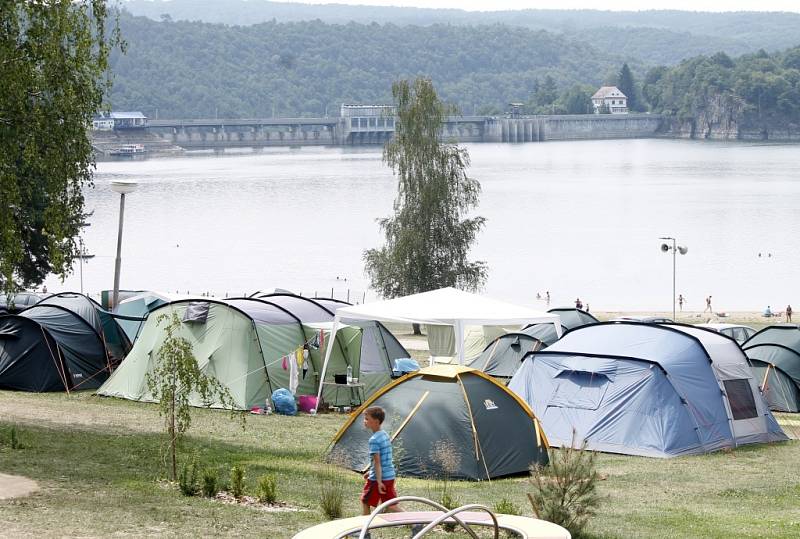 Camping Vranovská pláž byl v parných červencových dnech zcela obsazen turisty.