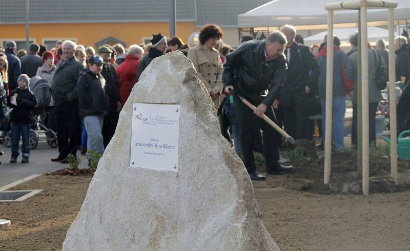 Přímo v den státního svátku otevřeli slavnostně opravené trojúhelníkové náměstí představitelé Blížkovic s obyvateli městyse a pozvanými hosty.