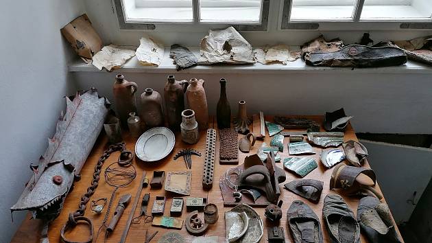 Při opravách zámku Vranov nad Dyjí objevili řemeslníci unikátní předměty z denního života někdejších zaměstnanců.