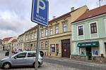 Vyhrazená místa pro parkování aut v historickém centru Znojma.