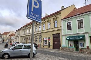 Vyhrazená místa pro parkování aut v historickém centru Znojma.