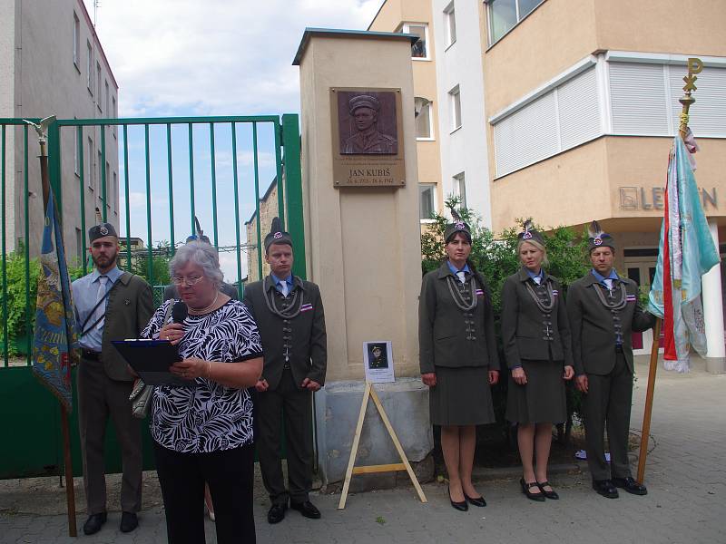 Sto páté výročí narození výsadkáře a válečného hrdiny Jana Kubiše si připomněli lidé ve Znojmě. Přítomné oslovila Marie Achrerová z Konfederace politických vězňů.