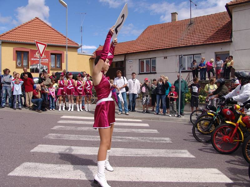 Vášniví řidiči mopedů měli sraz v Dobšicích u Znojma. Konal se tam čtvrtý ročník Sapík Cupu 2012.