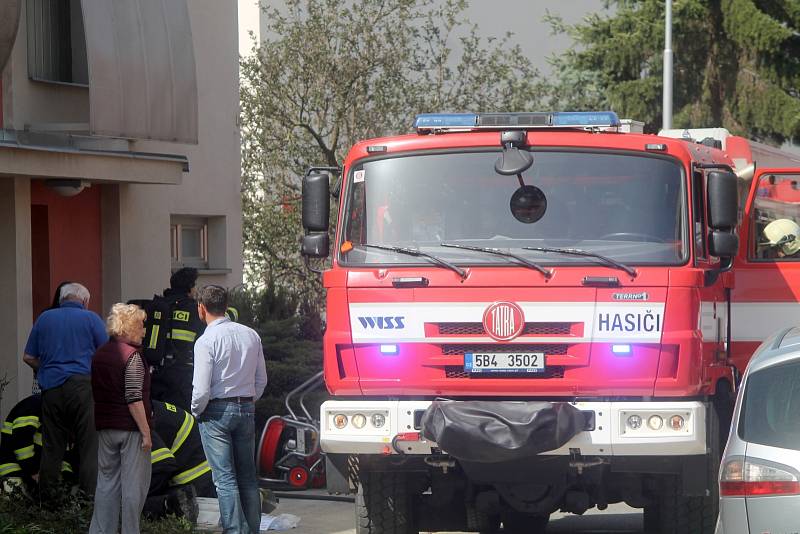 K požáru v rodinném domě vyjížděli profesionální i dobrovolní hasiči do ulice Školní ve Znojmě pátého dubna v pravé poledne.