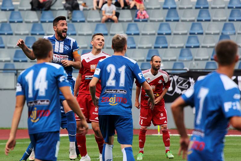 Znojemští fotbalisté (v modrém) prohráli v prvním kole MSFL sezony 2019/2020 s Velkým Meziříčím 0:1.