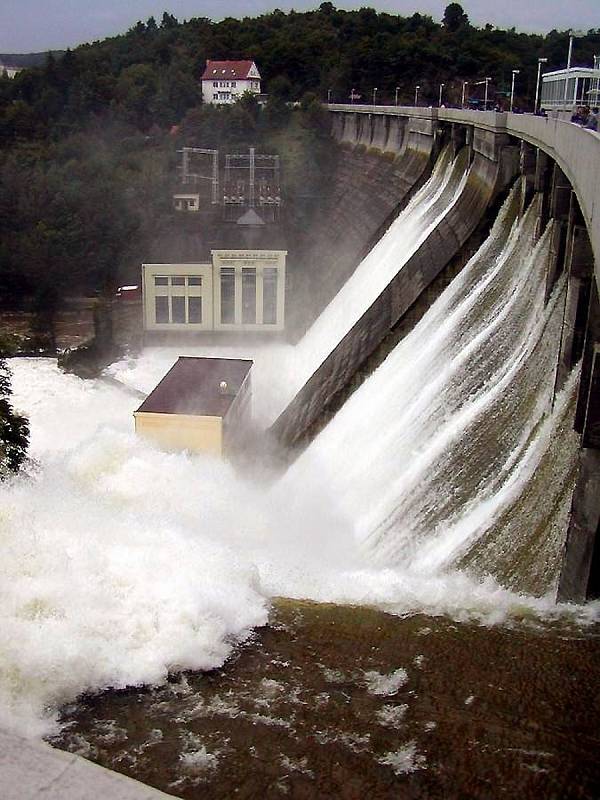 Povodeň, srpen 2002. Vranov nad Dyjí, voda proudící bezpečnostním přelivem.