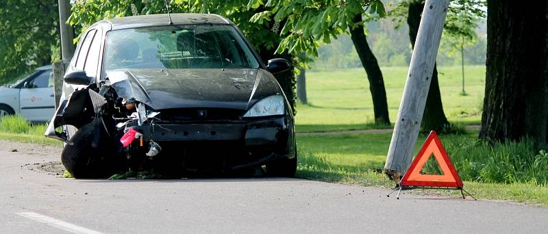 Na okraji Slupi u hřbitova havaroval v sobotu ráno tmavý Ford Focus. Přerazil dřevěný sloup telefonního vedení.