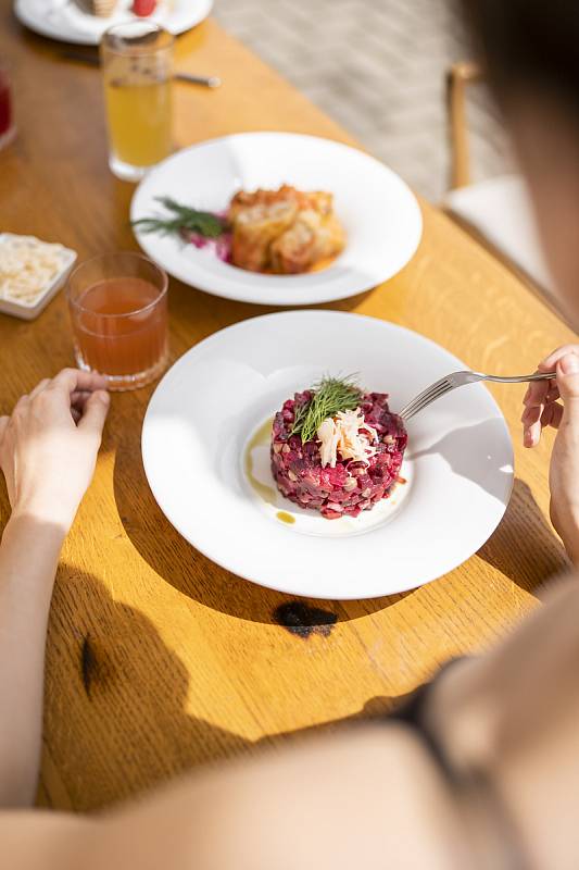 Dvaadvacet žen z Ukrajiny našlo práci v restauraci Buď Laska ve Vranově nad Dyjí. Zaměstnali je Lidi z Baru.