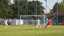 Fotbalisté Tasovic (v bílém) prohráli přípravné utkání na domácí půdě. Ve středu nestačili na Bohunice 2:3. Foto: František Šimík