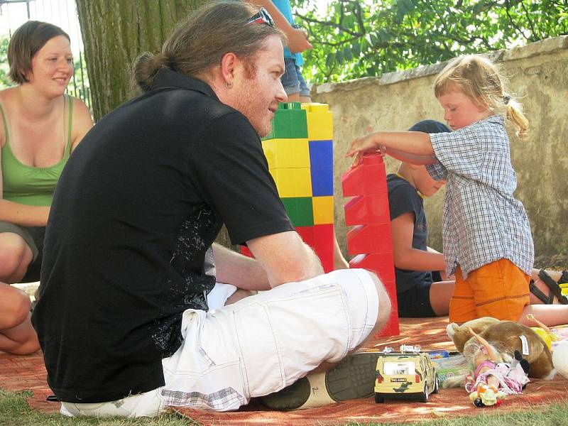 Dětské hudební odpoledne nabídli malým posluchačům pořadatelé Hudebního festivalu Znojmo. Přišel i patron festivalu a houslový virtuos Pavel Šporcl.