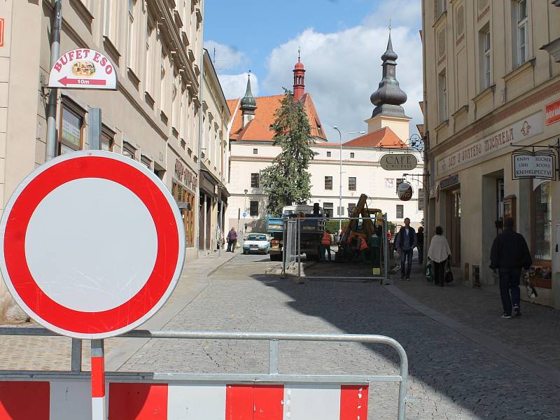 Na Divišovo náměstí vjela těžká pracovní technika. Začaly jeho opravy a tím i dopravní uzavírky v místě.