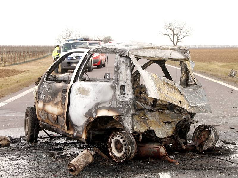 Vážná dopravní nedhoda, při které shořelo osobní auto, se stala v pátek 6. března 2015 dopoledne na silnici číslo I/53 v prostoru křižovatky na Oleksovice.