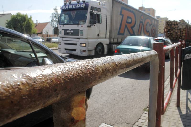 Chodníky v ulici Pražská a dalších ve Znojmě lemuje léta neudržované rezavé zábradlí.