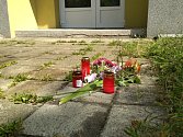 Dům v Pražské ulici ve Znojmě. Z nejvyššího balkonu ukončili život skokem dva lidé. Na místě jsou už i květiny a svíčky.