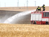 Deset jednotek hasičů zasahovalo při požáru obilí na poli u Kuchařovic.