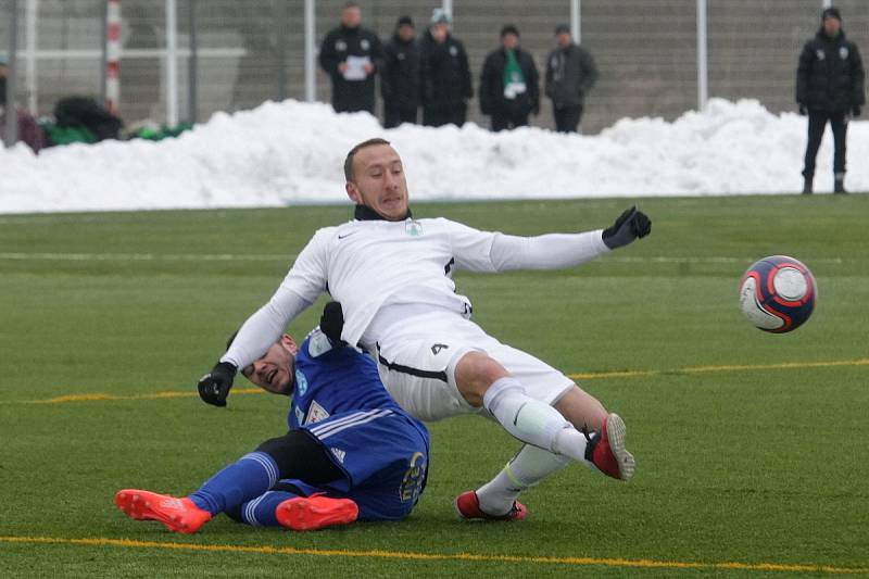  S nelichotivou bilancí uzavřeli znojemští fotbalisté (v modrém) vystoupení ve skupině C zimní Tipsport ligy. Svou pouť soutěží uzavřeli v areálu Vysokého učení technického Pod Palackého vrchem prohrou 0:3 se slovenskou Skalicou.