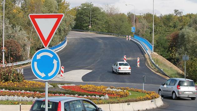 Silnice ze Znojma do Suchohrdel je opět průjezdná. Komunikaci od léta zcela uzavřely opravy mostu blízko kruhového objezdu u Baumaxu. Přestože měly trvat až do konce listopadu, silničáři vše stihli s výrazným předstihem. 