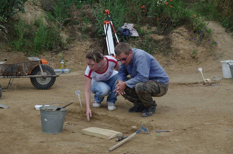 Letošní archeologické práce studentů na Hradišti, na které dohlíží šéf tamního výzkumu Bohuslav Klíma, započaly zhruba před týdnem a potrvají do poloviny srpna. 