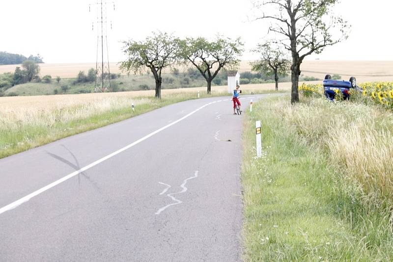 O velkém štěstí, že v protisměru nepotkal jiné auto nebo cyklistu, může hovořit řidič modrého Peugeotu 206, který havaroval v neděli kolem jedenácté hodiny dopolední na silnici druhé třídy mezi Hlubokými Mašůvkami a Příměticemi na Znojemsku.