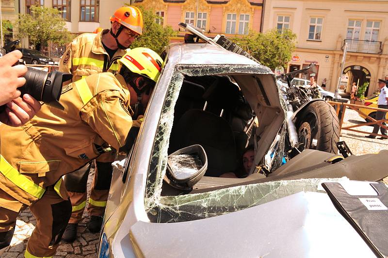 Krajská soutěž hasičů ve vyprošťování osob z havarovaných vozidel se uskutečnila v centru Znojma.