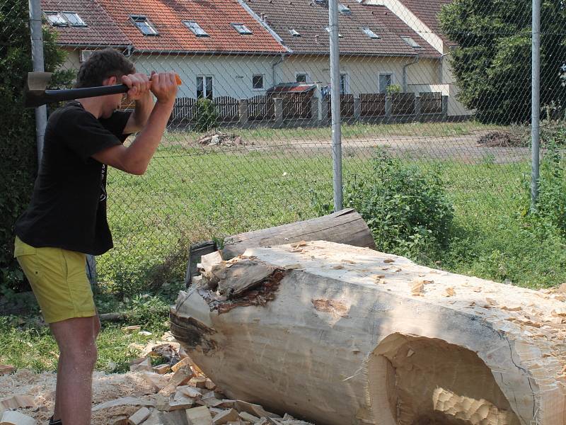 V Dobšicích opět pracuje skupina studentů pražské Střední uměleckoprůmyslové školy.