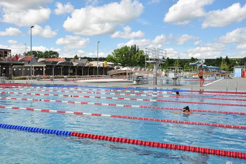 Jako první venkovní koupaliště otevřela v pondělí 22. května Městská plovárna Louka ve Znojmě.