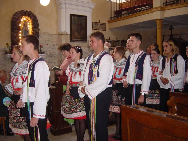 Na první jarní vyjížďku po okolí se vždy těší návštěvníci zdejšíhomoto srazu. Ve vsi je barokní bývalá německá škola, která byla postavena v osmnáctém století.