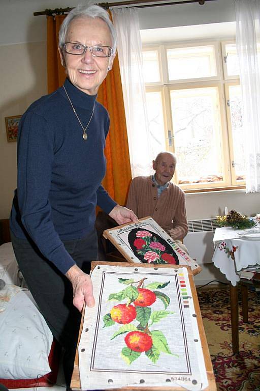 Pan Viktor Kohout oslavil 17.12. sté narozeniny. Rozpracované vyšívané obrazy oslavence představuje dcera Vítězslava. 