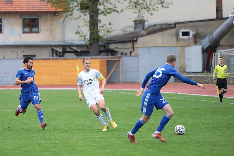 Znojemští fotbalisté (v bílém) podlehli poslední dubnovou středu na domácím pažitu Sigmě Olomouc B 1:4.