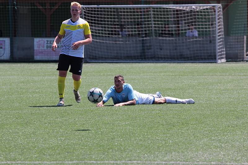 Fotbalisté Jevišovic/Mikulovic (v modrém) porazili ve třetím kole Region Cupu celek Hostimi 3:2.