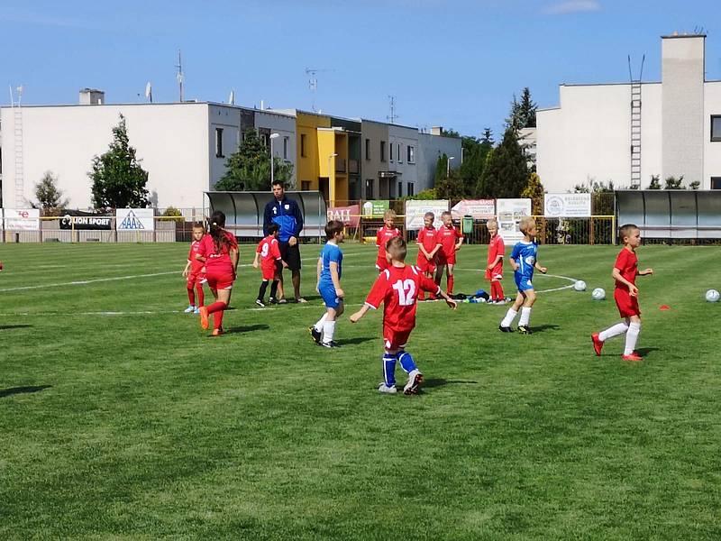 Fotbalista Adam Papoušek s dětmi při tréninku.