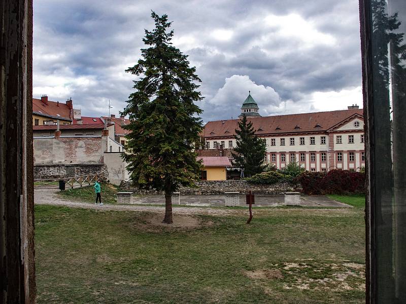 Někdejší kapucínský klášter ve Znojmě Budovy na Masarykově náměstí koupila od státu městská farnost. Nyní chystá plány dalšího využití.