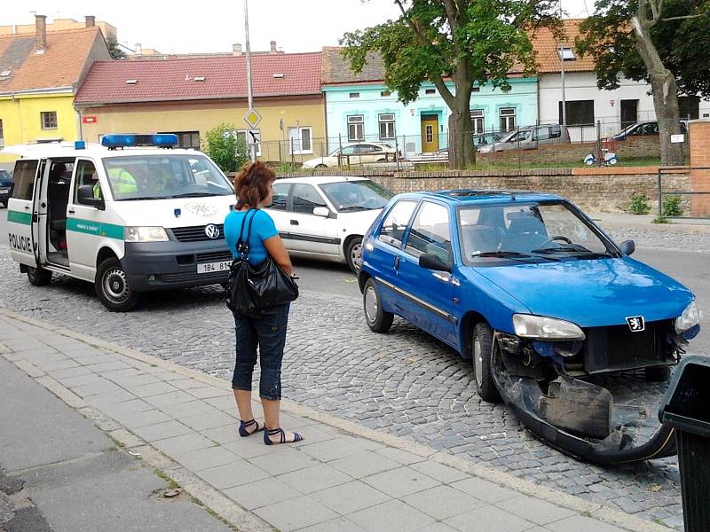 Pondělní ranní dopravu komplikovala dopravní nehoda ve Znojmě v Přímětické ulici.