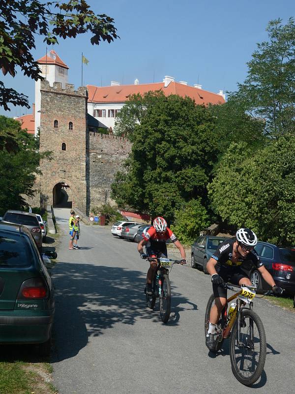 Už po třinácté vyrazily v sobotu desítky cyklistů na trasu Lahofer Cupu kolem Vranovské přehrady.