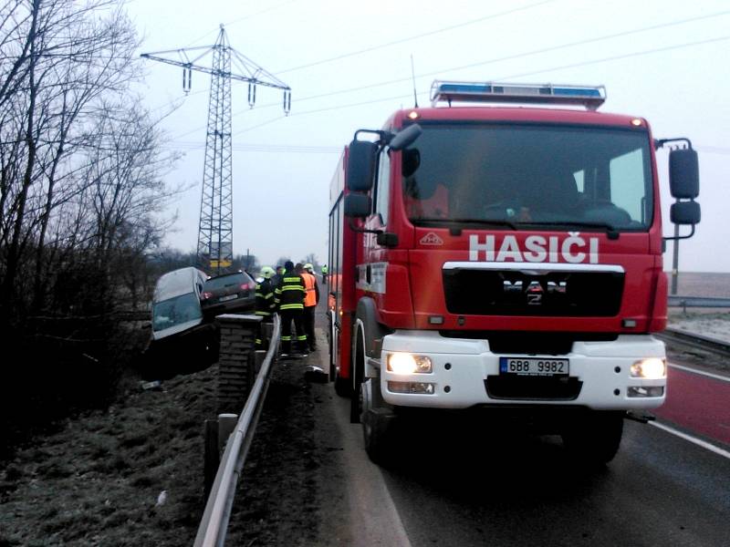 Dvě osobní auta se srazila ve čtvrtek ráno na křižovatce mezi Kravskem a Žerůtkami na silnici číslo I/38.