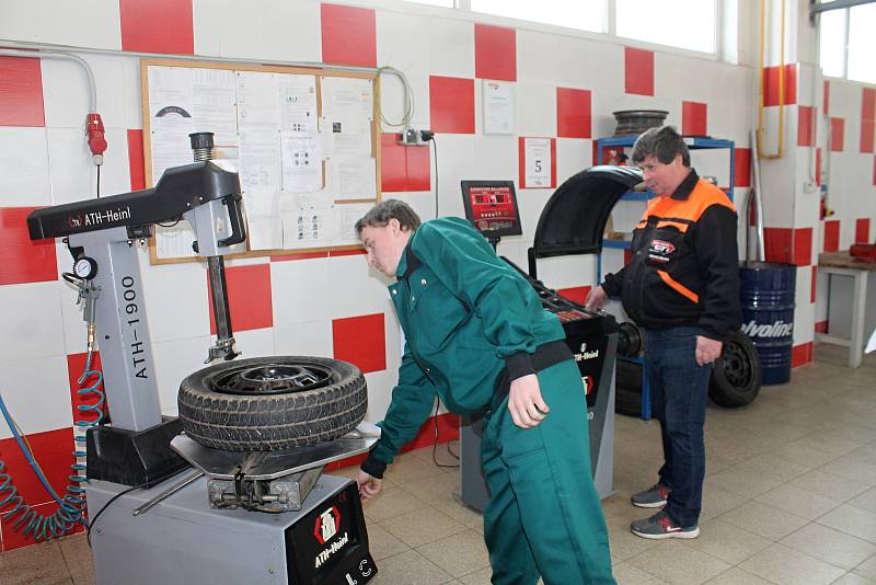 Budoucí automechanici z jižní Moravy svedli boj v areálu znojemské autobusové firmy Psota, kde jsou i prostory pro praktickou výuku znojemských učňů. Teoretickou část soutěže pak měli připravenou ve škole na Přímětické.