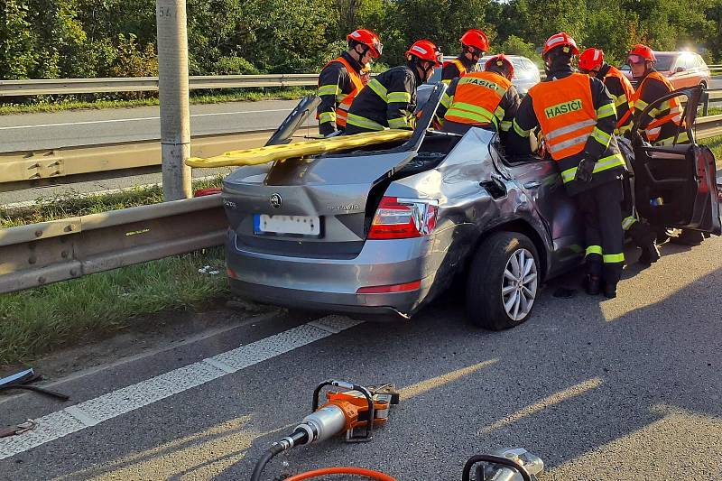 Ve středu krátce po sedmé hodině ráno došlo na 197 kilometru dálnice D1 ve směru na Ostravu poblíž Brněnských Ivanovic ke střetu nákladního a osobního auta. Jeho řidiče museli ze zdemolovaného vozu vyprostit hasiči.