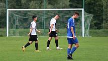 Fotbalisté Dobšic (bílí) přivítali v okresním derby 1. A třídy skupiny A  tým Moravského Krumlova, kterému podlehli 0:2.