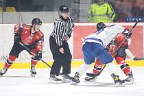 Hokejisté znojemských Orlů (červení) zahájili čtvrtfinále play-off druhé ligy na domácím ledě proti týmu Valašského Meziříčí.