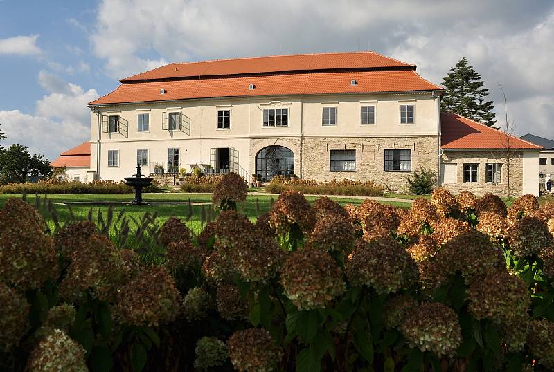 Kdysi středověká krčma, později továrna na výrobu keramiky v Kravsku na Znojemsku zvaná Kocanda po rekonstrukci. Na vlastní náklady ji opravili manželé Ludmila a Jan Zmekovi.